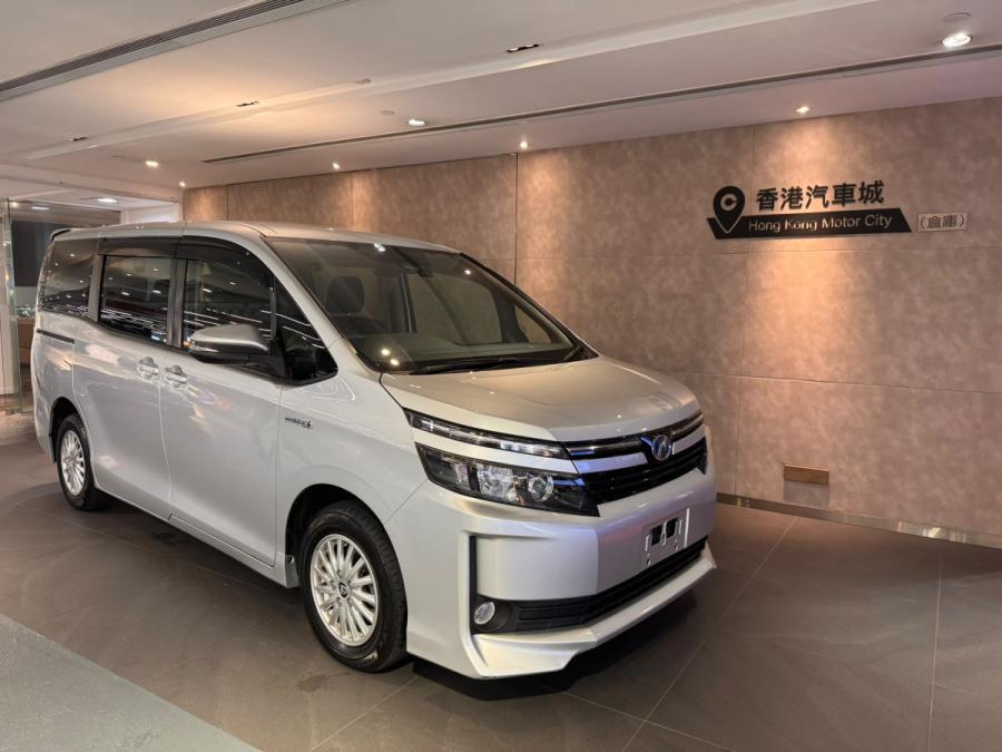 TOYOTA 豐田 Voxy Hybrid